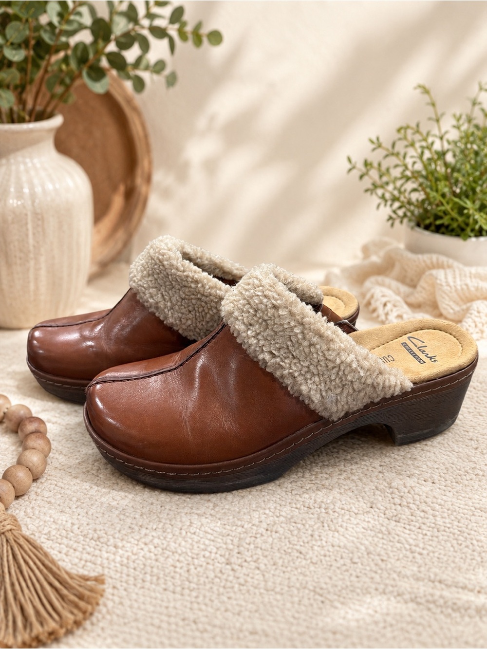 Clarks Collection Brown Shearling Lined Clog Mules Comfort Shoes Size 8.5